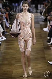 stella-mc-cartney-ss19-0009-5452fd.thumb.jpg.2f9a72083229885e22a86e0151d5a719.jpg