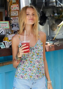 suzie-top-green_blue_flowers-wk0sr6sbrnbqrfdyfww6.jpg