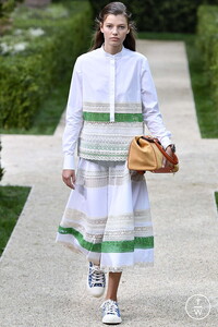 tory-burch-ss19-0022-b6bcb2.thumb.jpg.b959e567290a9f2155366e99005d9742.jpg
