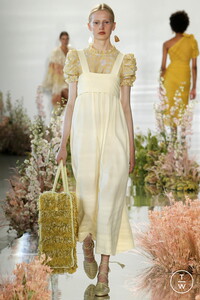 ulla-johnson-ss18-019-22b042.thumb.jpg.6d2e8c6770e4a3a289290d1735c83127.jpg