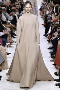 valentino-aw19-0049-8e1015.thumb.jpg.043ea155782f51b1a0c2511611ce3abb.jpg