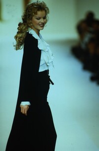 valentino-fw-1993.thumb.jpg.a11bc6c6801895850e6712f3e72bcc39.jpg