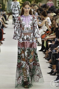 valentino-ss19-0056-50fb49.thumb.jpg.fdb994c3d7411feb062288413063ee1a.jpg