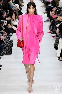 valentino-ss20-0059-9a0a12.thumb.jpg.6743f8cece5f1875c1e60f56c9960f15.jpg