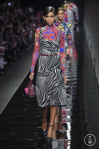 versace-aw20-0036-9a8f7b.thumb.jpg.7f2ea5b1a92be434ecbb5476ef868853.jpg