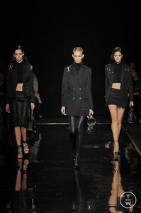 versace-runway-runway-00024-bdfb9c.thumb.jpg.676c1aa283e73ca4d08176d5c798fbfd.jpg