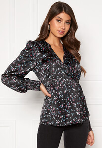 vila-dago-ls-top-black-aop-flowers.thumb.jpg.08dbffc1b0d954d57d57adae4a021e5d.jpg
