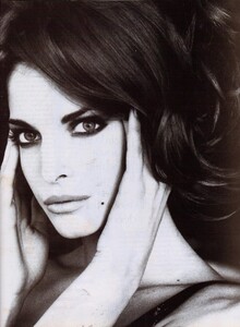 von_Unwerth_Vogue_Italia_January_1993_02.thumb.jpg.1aa83cd323f5b55fb146c74794d3d225.jpg