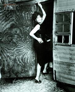 von_Unwerth_Vogue_Italia_July_1993_06.thumb.png.aebddbfb081204e35e0c63b153b04747.png