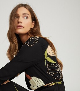 -womens-arley-large-scale-floral-in-black-5.thumb.jpg.4ee1b2c328cf9814252d0dccaa1d02ed.jpg