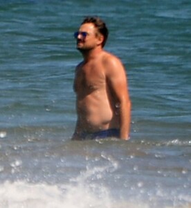 0_PAY-EXCLUSIVE-Leonardo-DiCaprio-and-girlfriend-Camila-Morrone-enjoying-a-day-at-the-Beach-with-family-a.jpg