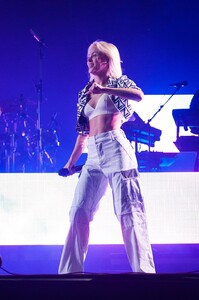 1024px-Zara_Larsson_-_Ilosaarirock_2018_-_02.jpg