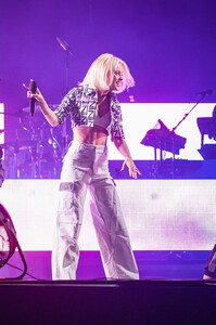 1024px-Zara_Larsson_-_Ilosaarirock_2018_-_04.jpg