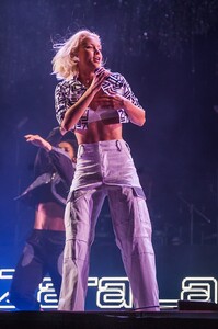 1024px-Zara_Larsson_-_Ilosaarirock_2018_-_05.jpg