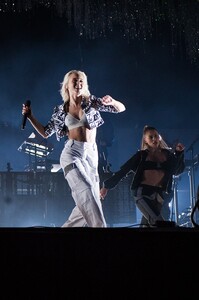 1024px-Zara_Larsson_-_Ilosaarirock_2018_-_12.jpg