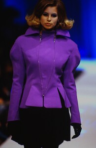 1027559785_theirry-mugler-fall-1990(5).thumb.jpg.fc22420f9272eb741327d7ee5e1c0b21.jpg