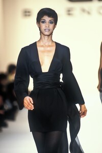 1106397808_Balenciaga1994WomenRTW45.thumb.jpg.222eb56e71f0f6e4988bcfd274c6473e.jpg