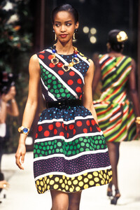 112196843_Givenchy1993HauteCouture4.thumb.jpg.2a0f5f99f41576819b77734037bef391.jpg