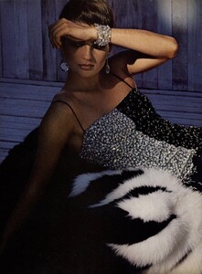 1188464586_VOGUEUSDec197903.thumb.jpg.5a171f8ae917ba978191fb8e28eb5a72.jpg