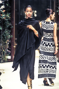 1223265813_Givenchy1993HauteCouture21.thumb.jpg.a961bec559326ef2aae7ebcd110e8600.jpg