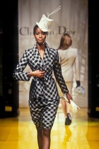 1237561509_ChristianDior1995HauteCouture41.thumb.jpg.0aef0cc3e91e8fd00e9b385276ff86c8.jpg