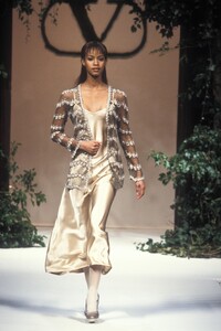 1297722731_Valentino1994HauteCouture57.thumb.jpg.8ce70bda15ef3e11cc39abccdee9e482.jpg