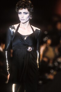 1435785346_KarlLagerfeld1991WomenRTW41.thumb.jpg.6f84df052aaf53c6d019bdfa06cc7542.jpg