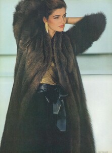 144428859_VOGUEUSDec197901.thumb.jpg.628e53f705f54418b83187587a966c33.jpg