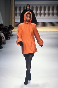 1564318381_HerveLeger1995WomenRTW13.thumb.jpg.c52d4f41ad8917c0709421f4b91993b5.jpg