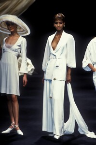 174645808_ChristianDior1994HauteCouture22.thumb.jpg.0c087c692de7ba70e5a16fca84539b52.jpg