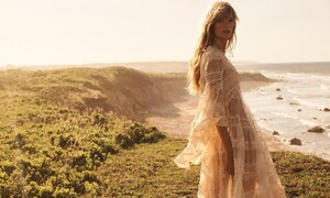 1_8738dcha_charm_star_dress_cream_3272f20_lucky_charms_drop_earring_brass.jpg