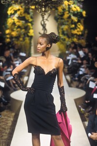 2020808539_YvesSaintLaurent2000HauteCouture7.thumb.jpg.d51f5c309b5b06964ca49db1d569a101.jpg