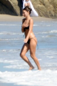 camila-morrone-wears-a-black-bikini-while-enjoying-a-beach-with-her-mother-lucila-solá-in-malibu-california-090820_8.jpg