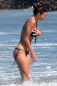 camila-morrone-wears-a-black-bikini-while-enjoying-a-beach-with-her-mother-lucila-solá-in-malibu-california-090820_2.jpg