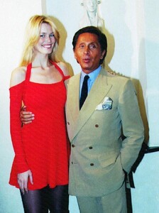 valentino-posa-junto-claudia-schiffer-efe-1994-kP3E--673x900@El Comercio.jpg