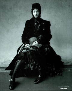 214182947_Meisel_Dolce__Gabbana_Fall_Winter_93_94_01.thumb.png.0bb8f3e4feaf67996fd82b8cf718dfd4.png