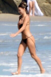 camila-morrone-wears-a-black-bikini-while-enjoying-a-beach-with-her-mother-lucila-solá-in-malibu-california-090820_5.jpg