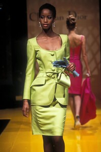 28946813_ChristianDior1995HauteCouture13.thumb.jpg.8f5ad1c48db5f36ab488a58250d1c901.jpg