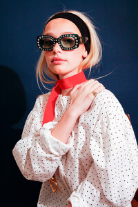 3-Cool-Ways-To-Wear-a-Headband-Leandra-Medine-Cohen-Tia-Jonsson-Edith-Young-Man-Repeller-December-2017-7-848x1272.thumb.jpg.9d1b43ed0d3ae49fd4ee08b676f8b997.jpg