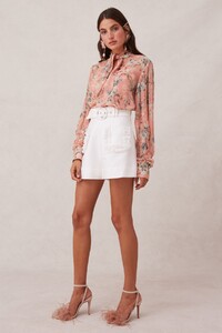 30190824_2_unravel_ls_top_635_peony_lily_30190825_runaway_short_101_porcelain_sh_0988_1.jpg