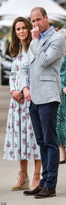 31595824-8595903-The_Duke_and_Duchess_of_Cambridge_could_be_seen_talking_on_the_p-a-51_1596638788202.jpg