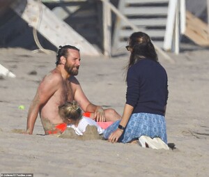 31645786-8600969-Cozy_The_pair_seemed_to_be_in_deep_conversation_as_they_enjoyed_-a-45_1596732621582.jpg