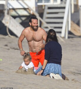 31645788-8600969-Reunited_Former_Alias_co_stars_Jennifer_Garner_enjoys_beach_play-a-39_1596732621321.jpg
