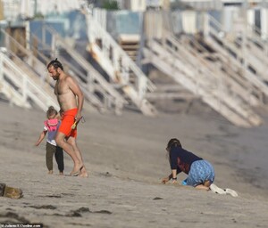 31645798-8600969-Cleaning_up_Jen_appeared_to_be_gathering_their_things_as_they_le-a-43_1596732621453.jpg