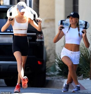 31844474-8617997-Serving_body_The_22_year_old_donned_a_white_short_sleeved_crop_t-a-26_1597248544312.jpg