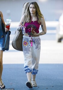 31919014-8624861-Recording_Paris_Jackson_22_looked_casual_yet_determined_as_she_h-a-2_1597349372455.jpg