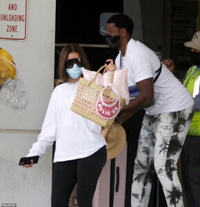 31923300-8625279-Keeping_close_Tristan_was_seen_helping_the_reality_star_with_her-a-78_1597356870762.jpg