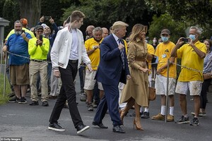 32029114-8634033-The_trio_spoke_briefly_with_the_crowds_as_they_walked_home_to_th-a-40_1597667252486.jpg