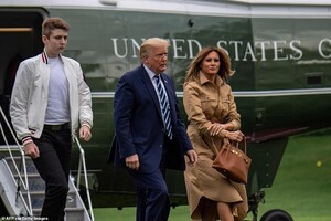 32029146-8634033-Melania_appeared_in_higher_spirits_as_she_strolled_alongside_her-a-30_1597667241494.jpg