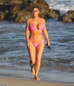 32326738-8659435-Wow_factor_Kim_Kardashian_shows_off_her_famous_curves_in_hot_pin-m-280_1598291424676.jpg
